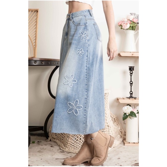 Bluevelvet Light Wash Floral Embroidered Raw Hem Denim Skirt - Picture 2 of 3